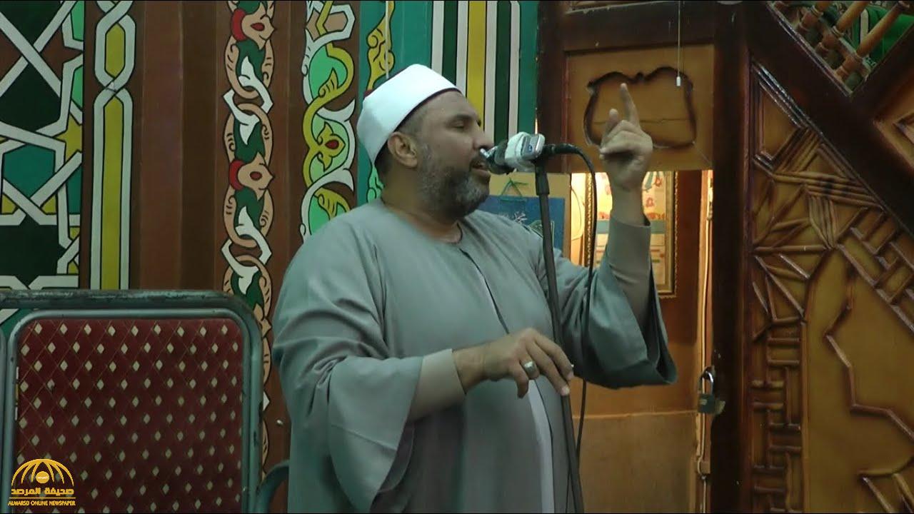 اللي مش عاجبه كلامي يطلع بره.. إمام مسجد في مصر يتهجم على المصلين أثناء خطبة الجمعة ويصفهم بالإرهابيين
