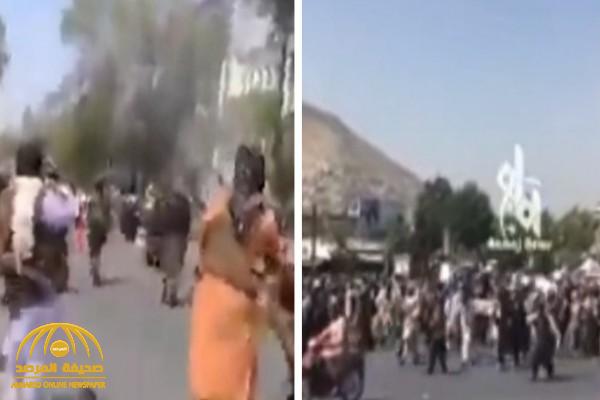 شاهد: عناصر مسلحة من طالبان يرهبون المتظاهرات من النساء بأصوات الرصاص