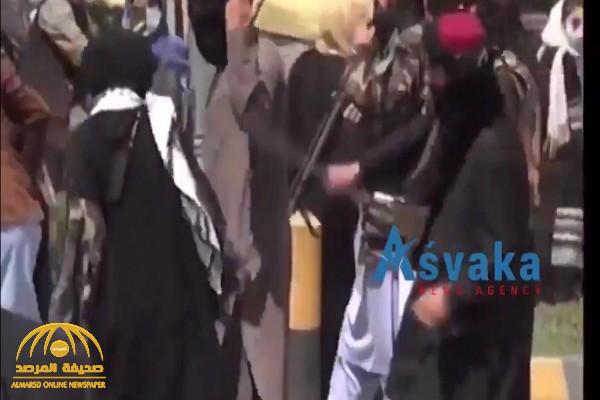 شاهد: ضرب النساء بالعصي من قبل عناصر طالبان في شارع بكابل