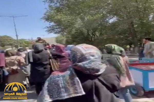 شاهد: ضرب النساء بالعصي في شوارع  كابل