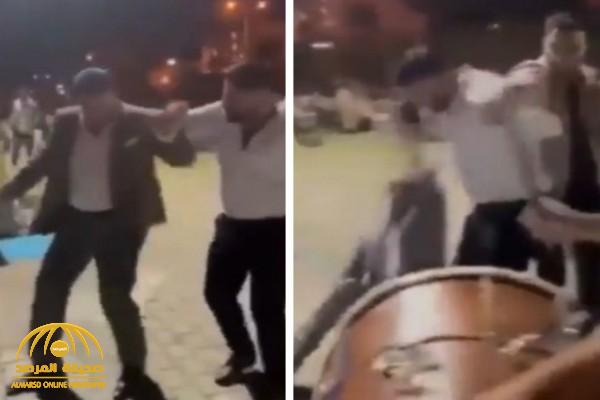 شاهد: رجل تركي يرقص في حفل صديقه ثم يسقط فجأة على الأرض.. وبعد فحصه كانت الصدمة!