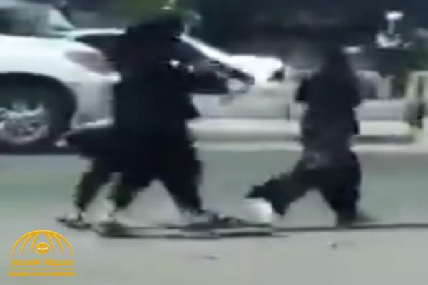 شاهد.. أحد عناصر طالبان يطارد فتاة أفغانية ويجلدها بالسوط أثناء سيرها في شارع بكابل