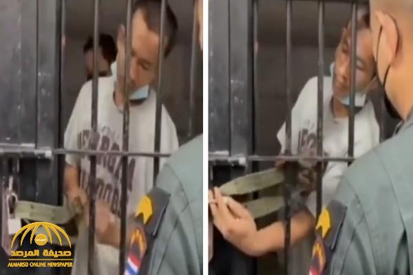 شاهد: سجين تايلندي يشرح كيف تمكن من الهروب من باب زنزانته المغلق بعد القبض عليه