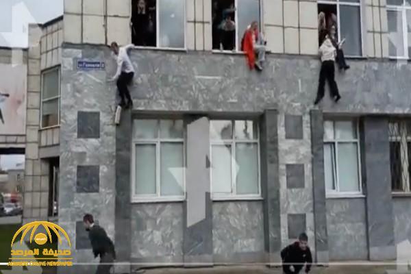 قتلى وجرحى في هجوم مسلح على جامعة روسية.. شاهد: لحظة هروب الطلاب من النوافذ