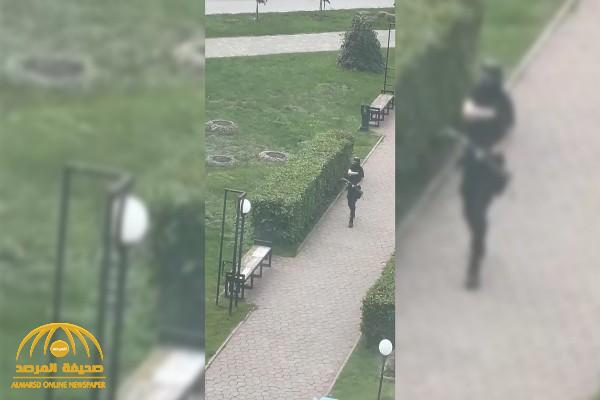 شاهد.. أول فيديو للمسلح الذي هاجم جامعة روسية وتسبب في سقوط عدد من القتلى والجرحى 