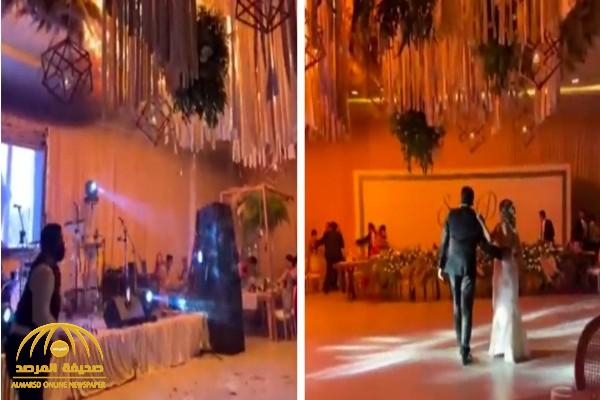 شاهد: لحظة اشتعال سقف بقاعة أفراح أثناء زفاف عروسين.. وردة فعل غريبة من أحد الحضور