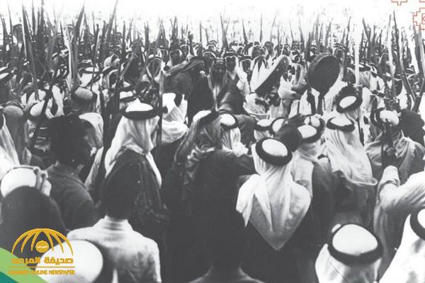شاهد: صورة نادرة للملك عبدالعزيز يشارك المواطنين أداء العرضة في إحدى المناسبات.. والكشف عن تاريخها ومكان التقاطها!