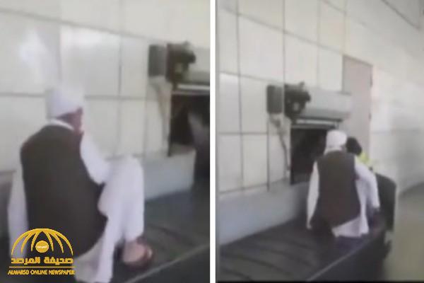شاهد.. مقطع  طريف لعنصر من طالبان يلهو  على ممر ناقلة الحقائب بمطار كابل