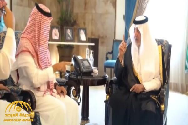 شاهد: الأمير خالد الفيصل يتحدث بلغة الإشارة مع موظف بإمارة مكة المكرمة