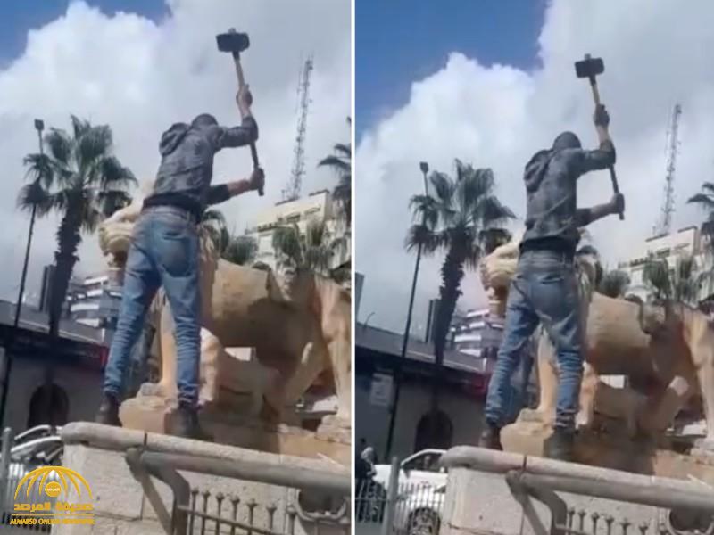 "على طريقة داعش".. شاهد: فلسطيني يحطم "تماثيل الأسود" باستخدام مطرقة  في رام  الله ويعتبرها أصناما!
