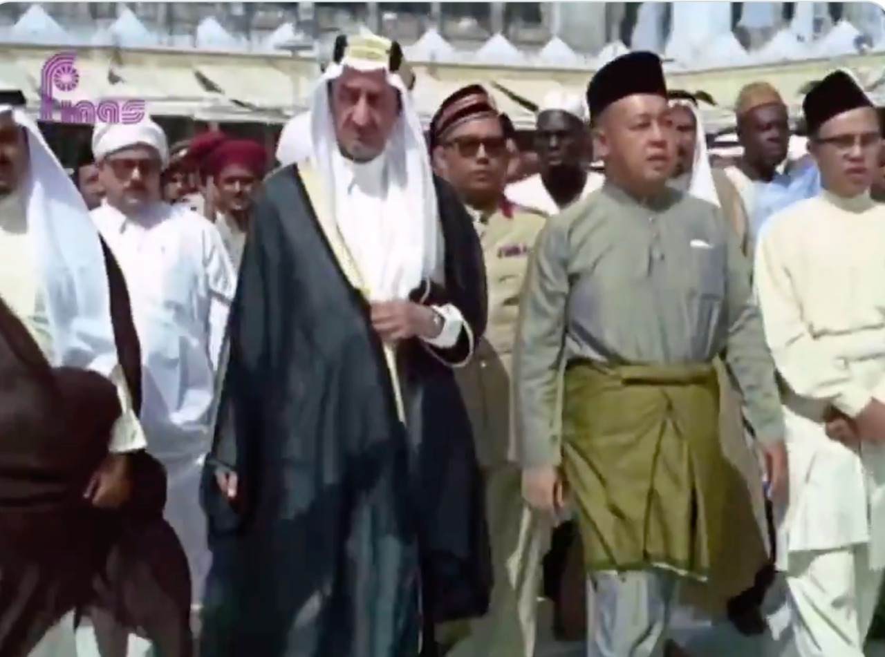شاهد: فيديو نادر لاستقبال الملك فيصل لملك ماليزيا وطوافهما حول الكعبة قبل 60 عاما