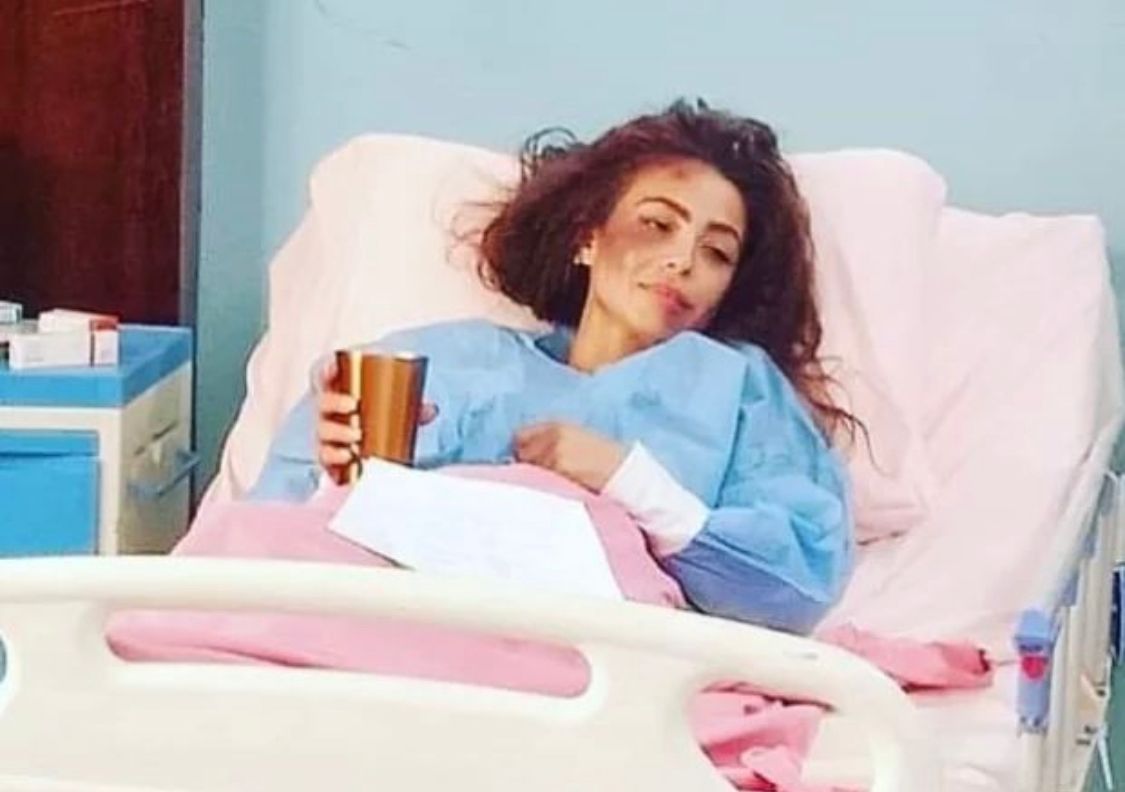 شاهد: نقل الفنانة ” دوللي شاهين ” إلى المستشفى بعد تعرضها للاعتداء والضرب المبرح