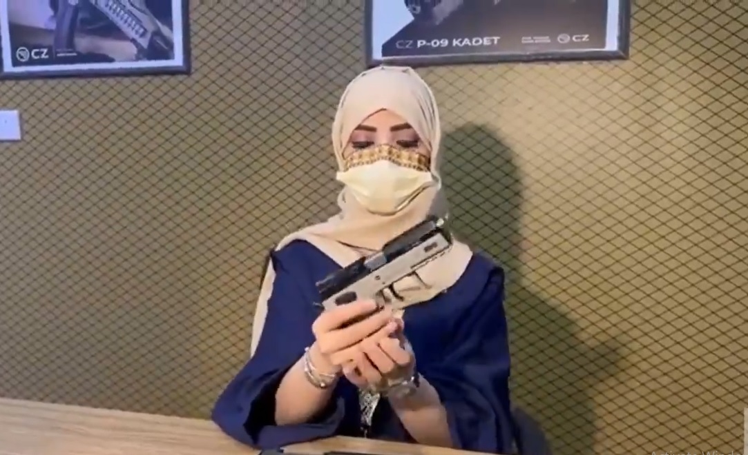 شاهد.. فتاة سعودية تفك وتركب سلاح بمهارة عالية في معرض الصقور والصيد بالرياض