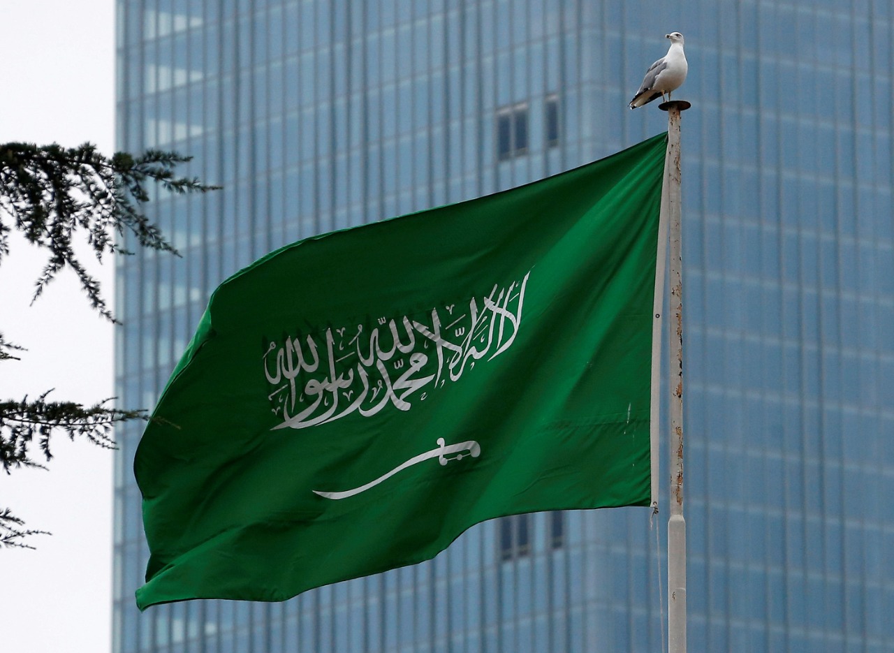 طرد السفير اللبناني من السعودية واستدعاء سفير المملكة من بيروت ووقف كافة الواردات اللبنانية