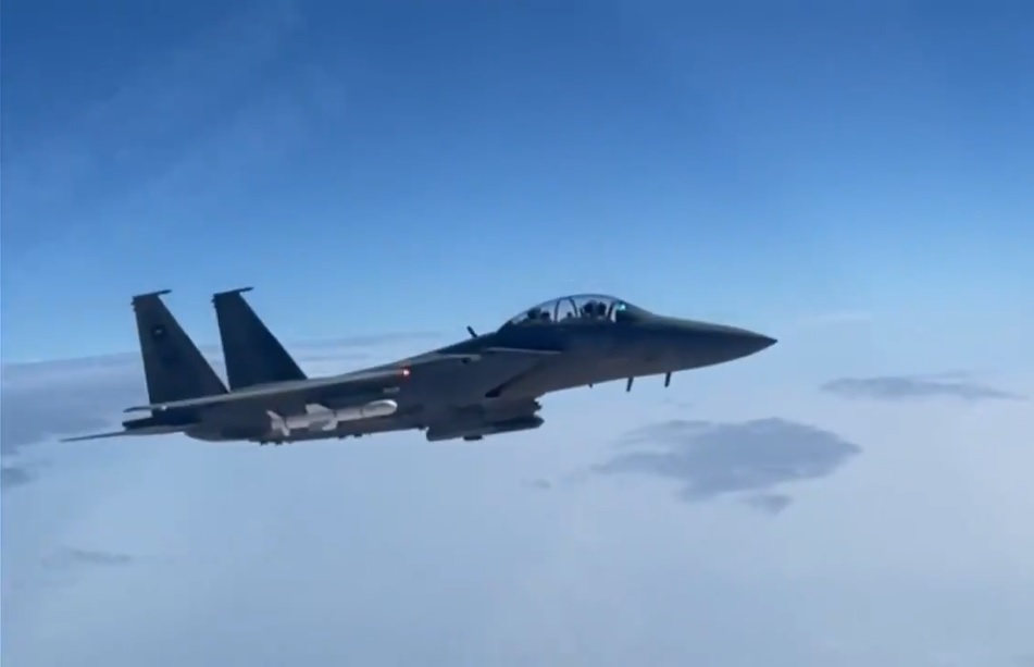 خلال مناورات "نسيم البحر 13".. شاهد: لحظة تدمير المقاتلة السعودية " F-15SA " لأهداف سطحية ببحر العرب