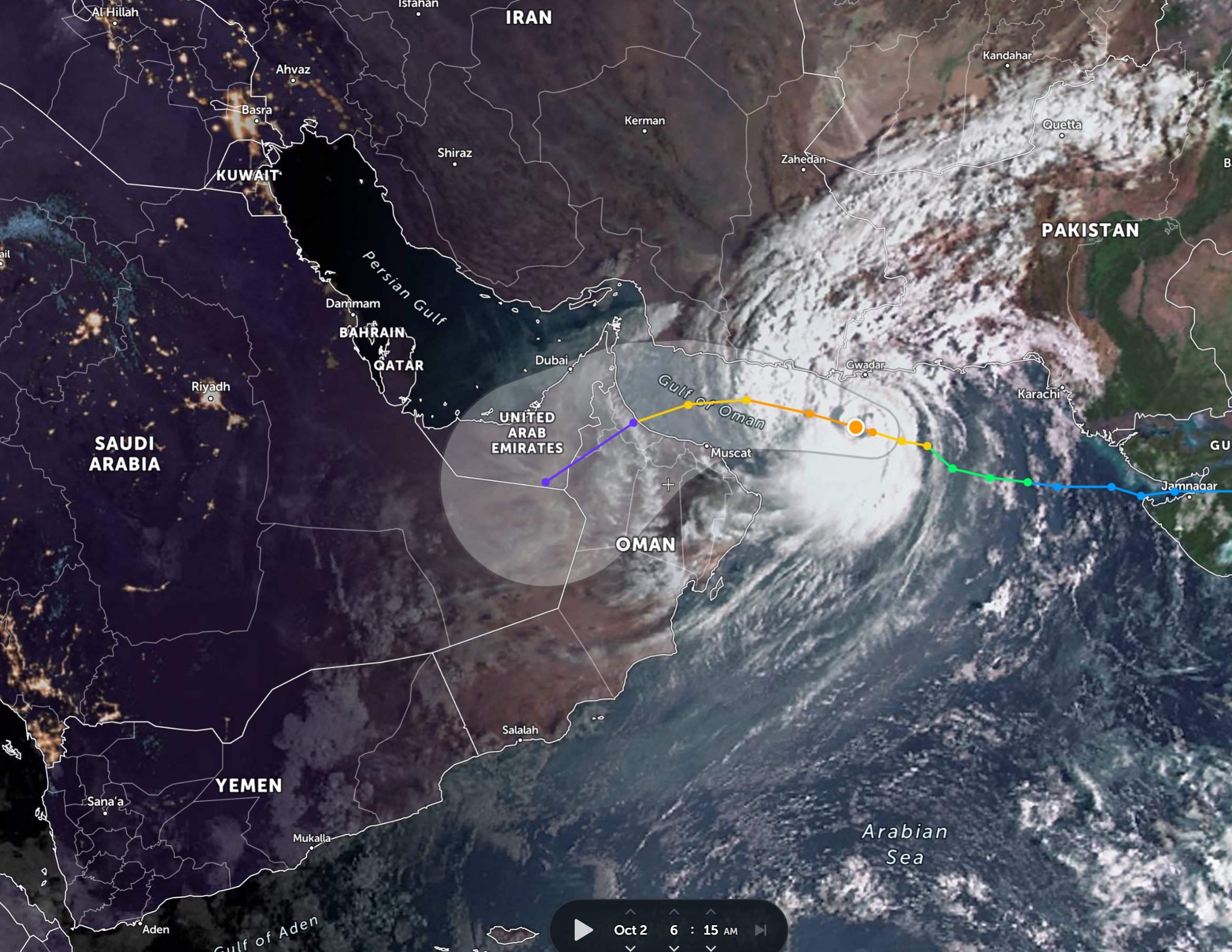 مختص سعودي يكشف آخر تطورات إعصار شاهين العماني وبعده عن حدود المملكة