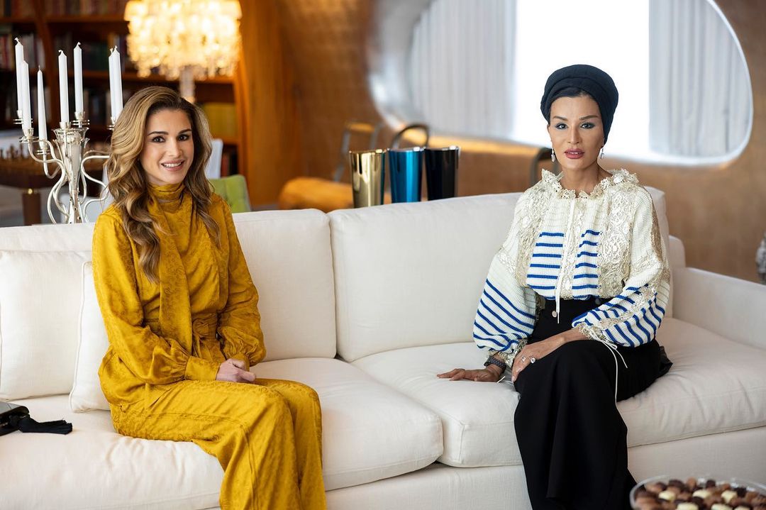 شاهد .. الشيخة موزا والدة أمير قطر تستقبل الملكة رانيا بالدوحة