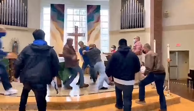شاهد: اشتباكات عنيفة داخل كنيسة أمريكية بعد تهديد أحد الأشخاص للكاهن