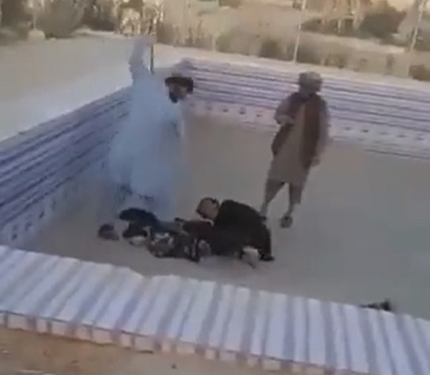 شاهد: عناصر من حركة "طالبان" يجلدون ضابط أفغاني سابق