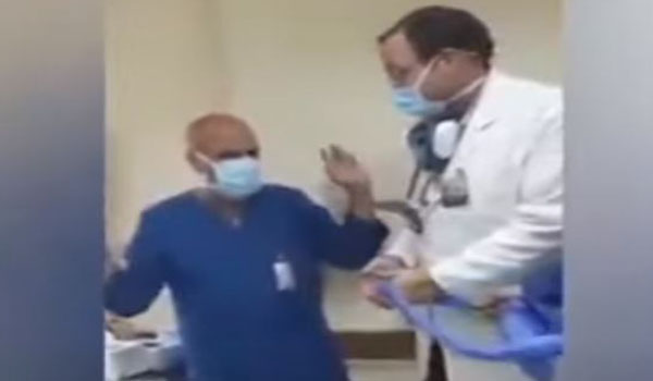 تفاصيل الحكم على طبيب مصري طلب من ممرضاً السجود لكلبه