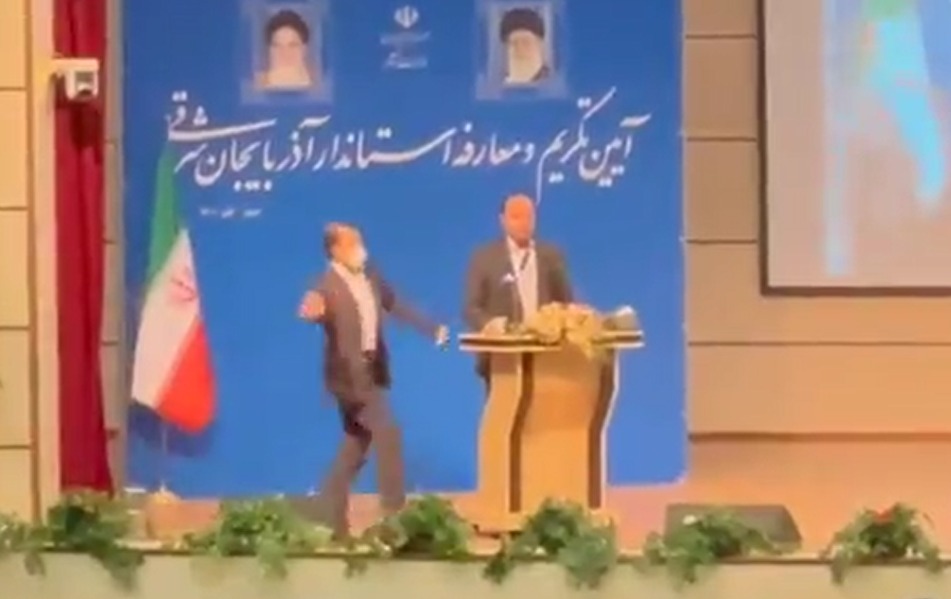 شاهد.. حاكم جديد لولاية إيرانية يتلقى صفعة قوية على المنصة أمام وزير الداخلية