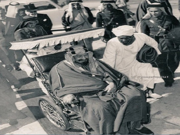 شاهد: صورة نادرة للملك عبدالعزيز على كرسي متحرك بالظهران.. والكشف عن مناسبتها وتاريخها