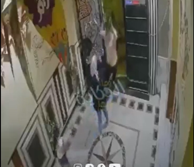 شاهد.. شخص يقتحم مدخل "عمارة" في مصر وينهال بالضرب على سيدة أمام طفلتها