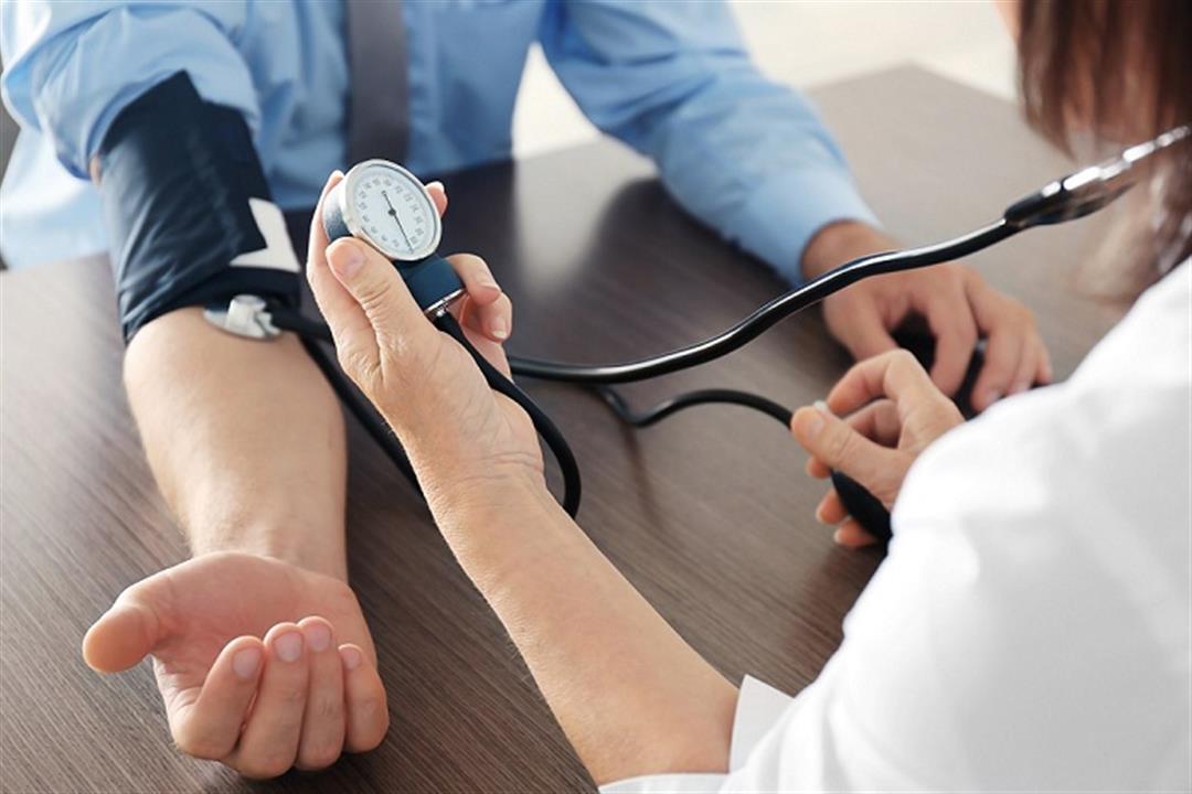 طبيب سعودي يحذر من خطأ شائع عند قياس ضغط الدم للمريض