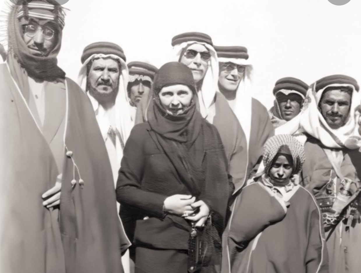 "تاريخ آل سعود" يعلق على صورة متداولة تزعم أنها للأميرة نورة شقيقة الملك سعود.. ويكشف تاريخها ومكان التقاطها