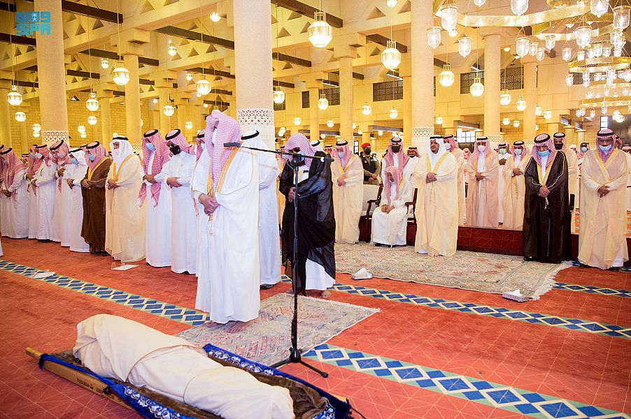 شاهد.. صور الصلاة على جثمان الأمير "عبدالله بن محمد" بجامع الإمام تركي