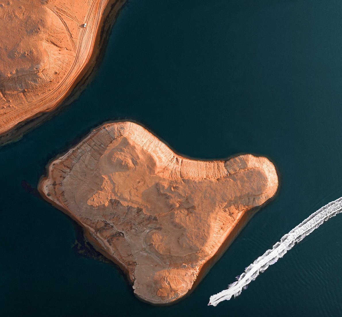 شاهد.. "ناشيونال جيوغرافيك" تنشر صورة جوية لأكبر بحيرات المملكة وتعلق: مشهد علوي رائع