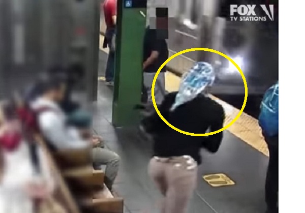 شاهد.. فيديو صادم لامرأة تدفع أخرى أمام قطار سريع بأمريكا!