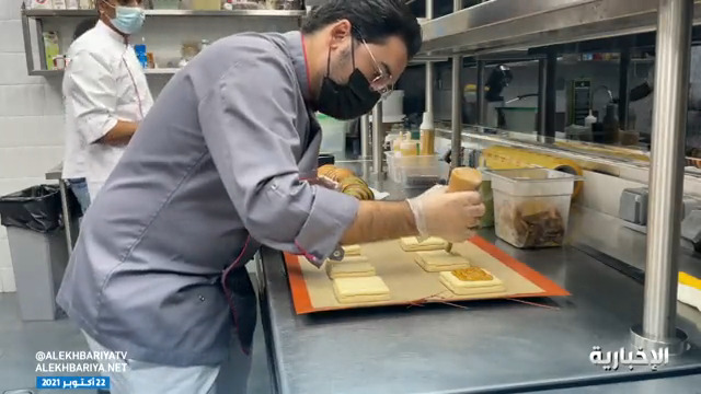 بالفيديو: شاب يترك الهندسة ويحترف الطبخ ويفتتح سلسلة مطاعم بالمملكة