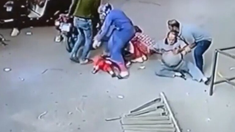 فيديو صادم .. شاهد: لحظة سقوط سيارة على رؤوس المارة من أعلى كوبري بمصر