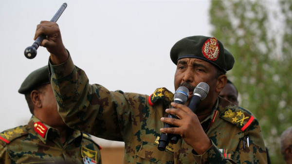 سياسي سوداني يكشف عن الخطأ الذي استغله "البرهان" للانقلاب على الثورة