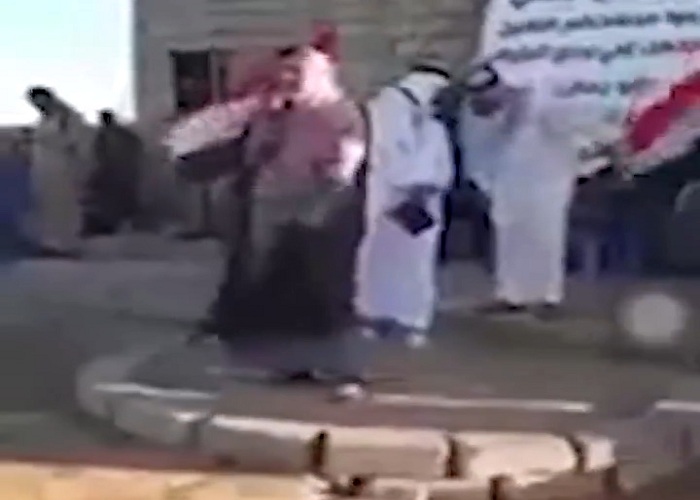 بإلقاء قنبلة .. شاهد:  نجاة مرشح عراقي من الموت أثناء إلقائه كلمة خلال تجمع انتخابي