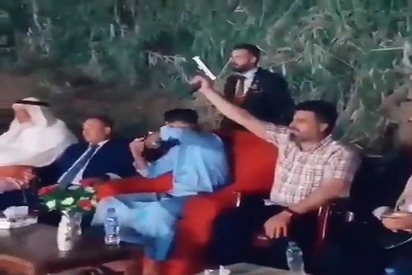 شاهد.. مرشح عراقي يطلق النار خلال جلسة بحملته الانتخابية