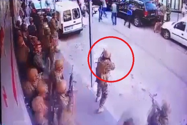 شاهد.. عسكري بالجيش اللبناني يطلق النار على متظاهر في أحداث الطيونة