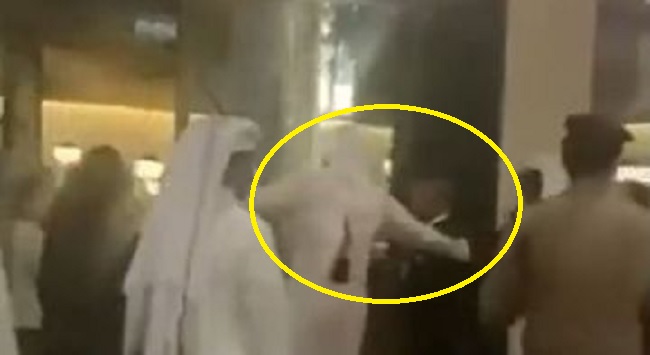 شاهد : لحظة دخول أمير قطر وملك الأردن مطعم في الدوحة