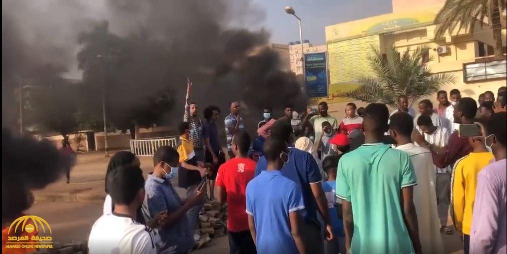 شاهد: سودانيون يتظاهرون ضد الانقلاب العسكري ووضع رئيس الحكومة رهن الإقامة الجبرية