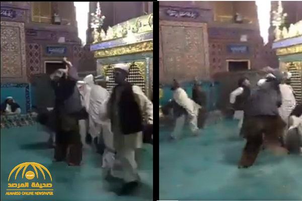 شاهد: عناصر من "طالبان" يؤدون حركات غريبة داخل مسجد أفغاني شهير