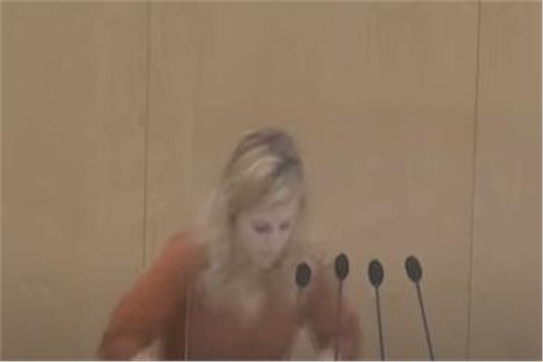 شاهد.. لحظة سقوط عضوة برلمان نمساوية وفقدانها الوعي فجأة أثناء إلقاء كلمتها