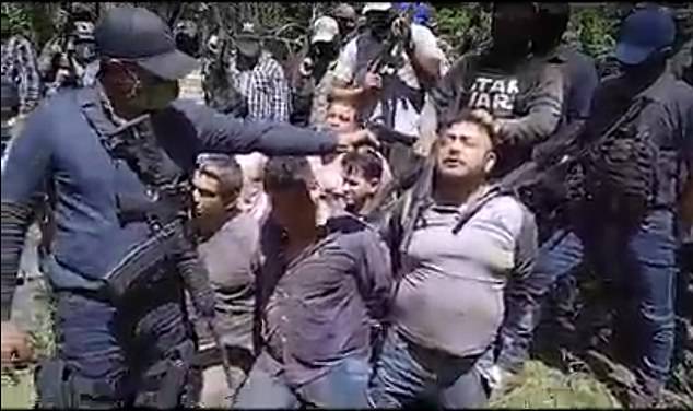 شاهد.. عصابة المخدرات المكسيكية "كارتل" تستجوب 20 شخصاً من خصومها قبل إعدامهم