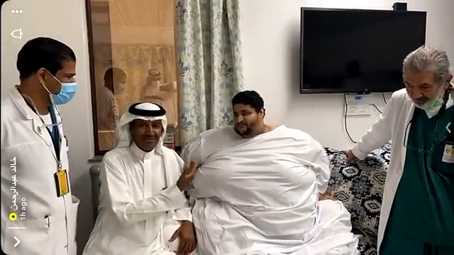 شاهد: الفنان خالد عبد الرحمن يزور الشاب "الشراري" مريض السمنة المفرطة.. والكشف عن هديته له!