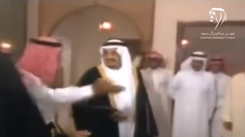 شاهد.. فيديو نادر للملك فهد يمازح أحد مرافقيه خلال حديث عن الزواج