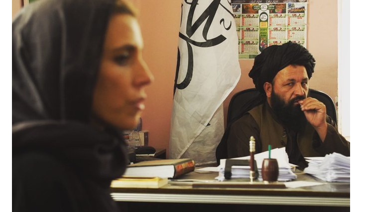 شاهد : صورة  نظرات رئيس الأمر بالمعروف بحركة طالبان لـ"مراسلة CNN"  تثير الجدل