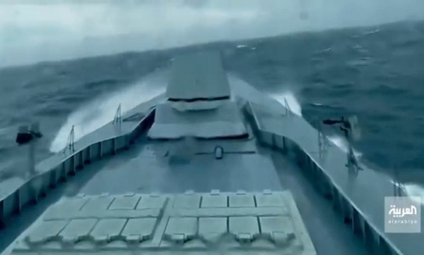 شاهد.. سفينة تابعة للقوات البحرية السعودية تواجه إعصار "شاهين"