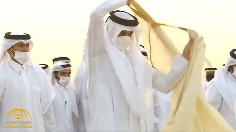بالفيديو.. أمير قطر يقلب "البشت" أثناء ارتدائه في مصلى الوجبة بالعاصمة الدوحة