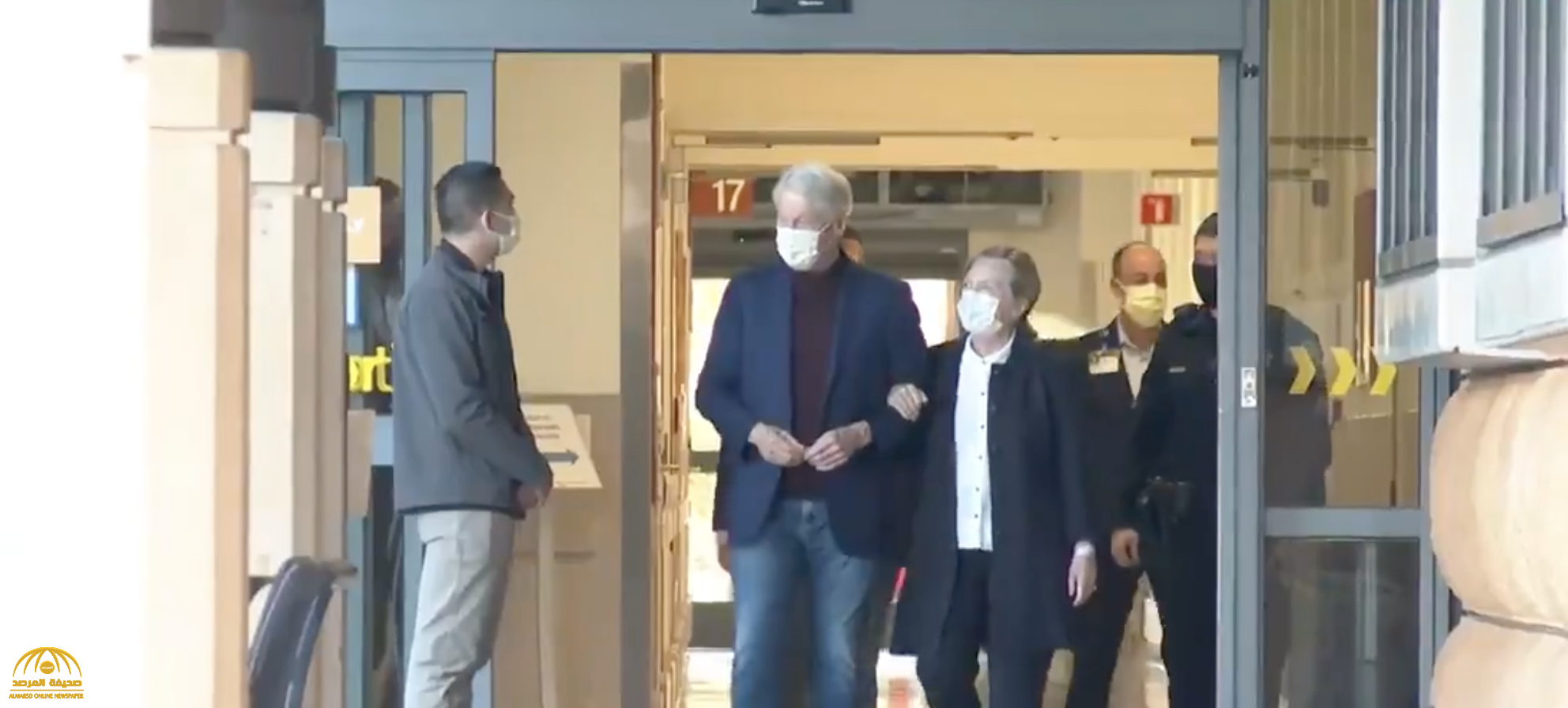 شاهد: أول ظهور لـ"بيل كلينتون" وهو يغادر المستشفى برفقة زوجته هيلاري كلينتون