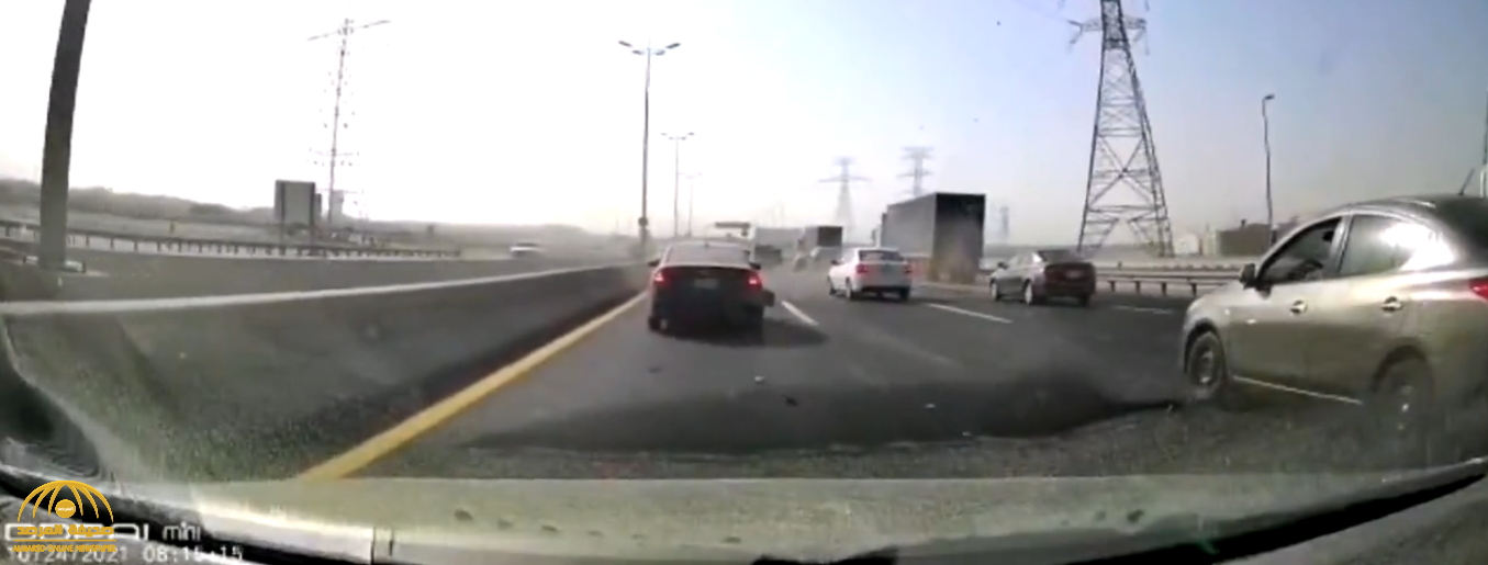شاهد.. حادث تصام مروع بين 3 مركبات على طريق "الجبيل - الظهران"